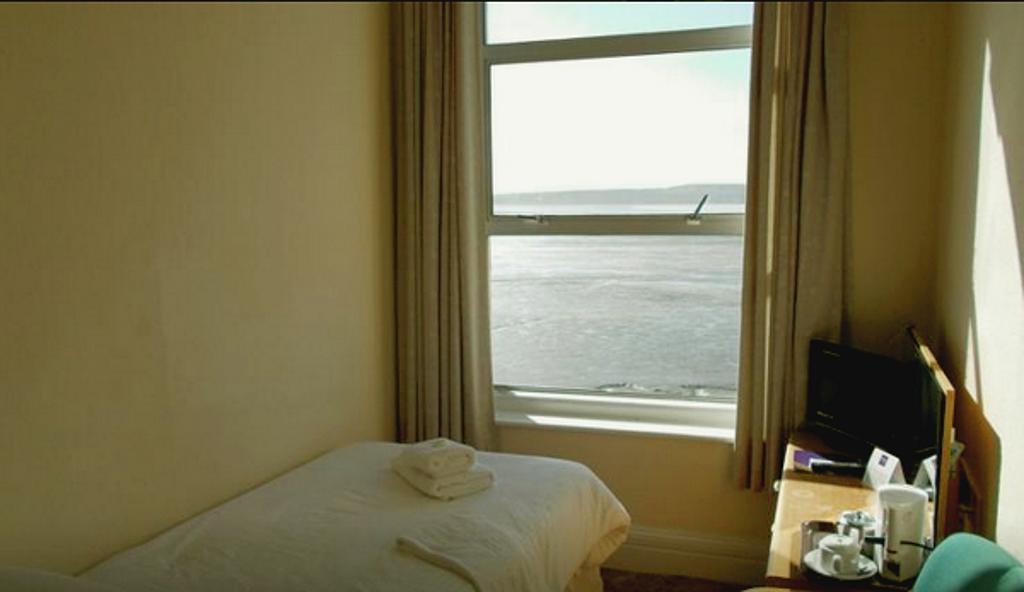 Daunceys Hotel Уестън сюпър Меър Екстериор снимка