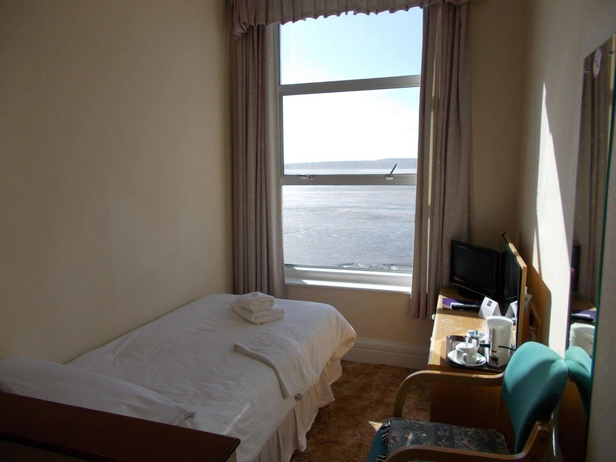 Daunceys Hotel Уестън сюпър Меър Екстериор снимка