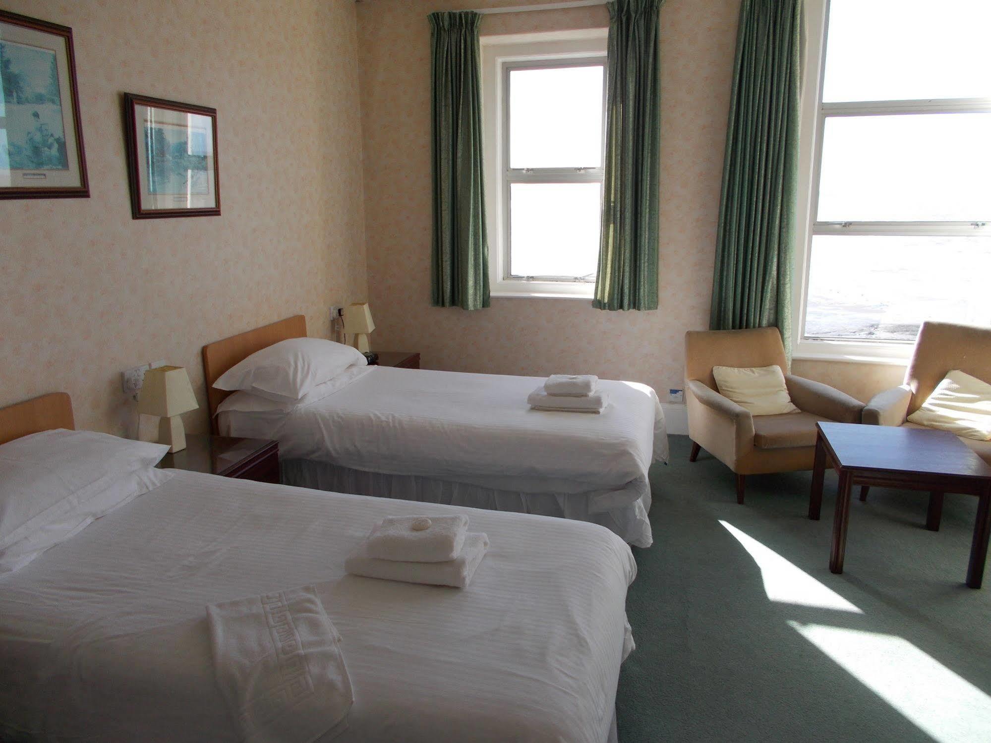 Daunceys Hotel Уестън сюпър Меър Екстериор снимка
