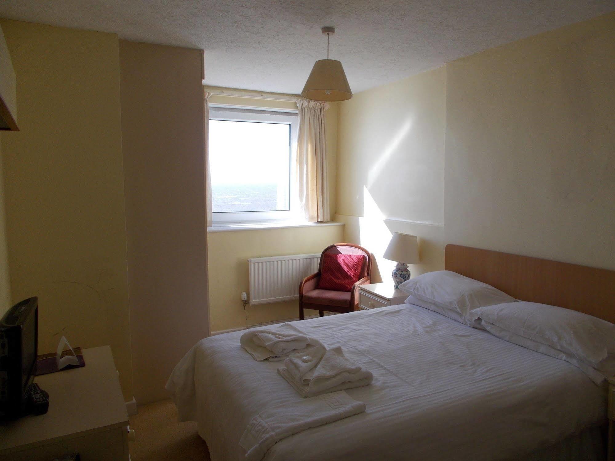 Daunceys Hotel Уестън сюпър Меър Екстериор снимка